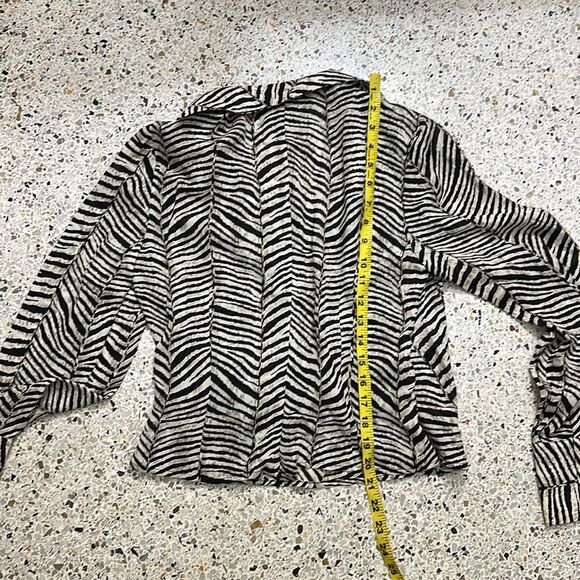 Neiman Marcus 100% silk blouse animal print 8 black cream - Picture 4 of 8